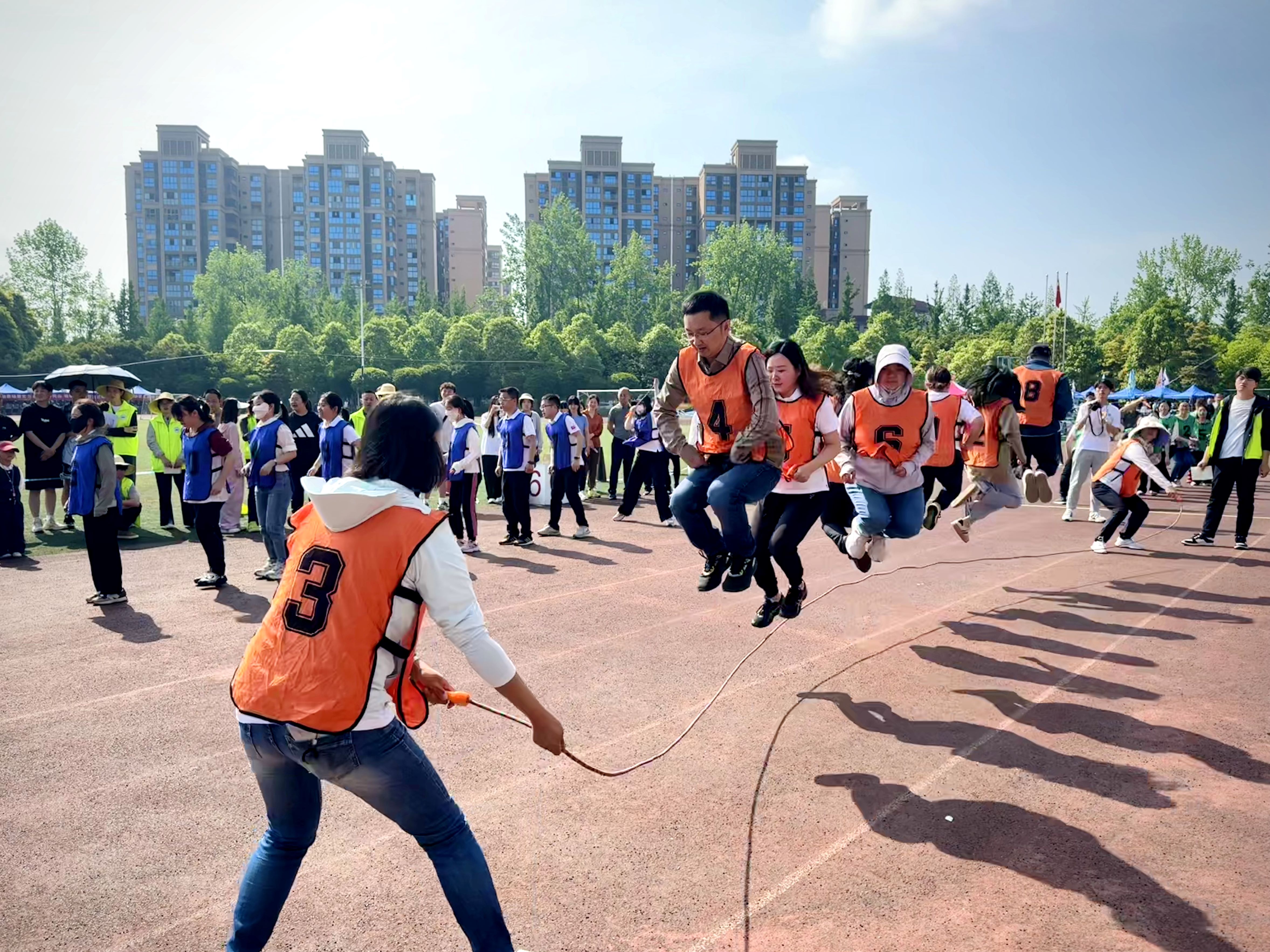 经管学院-《携手飞跃，共绘教韵《-何弘玙-.jpg